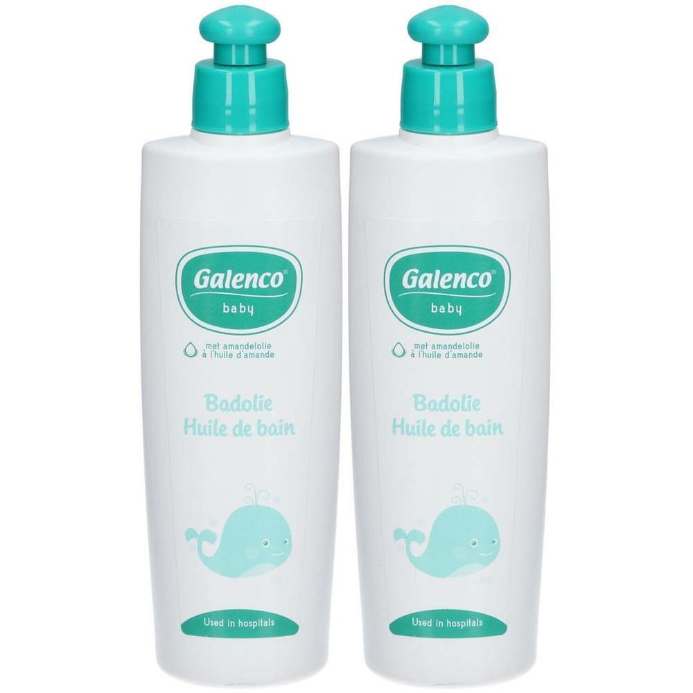 Deux flacons blancs Galenco Baby Huile de bain avec bouchon bleu et illustration de baleine. Texte: Badolie Huile de bain.