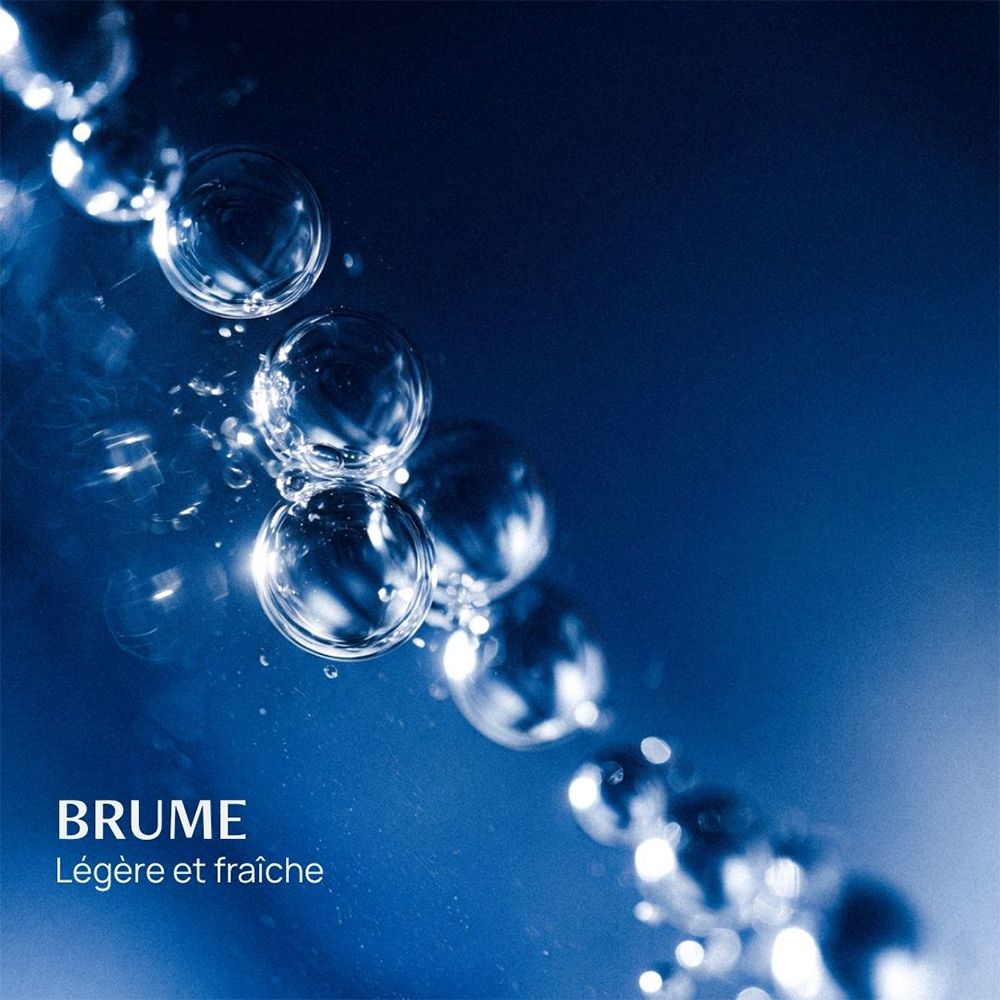 Nahaufnahme von Wassertropfen auf blauem Hintergrund. "BRUME Légère et fraîche".