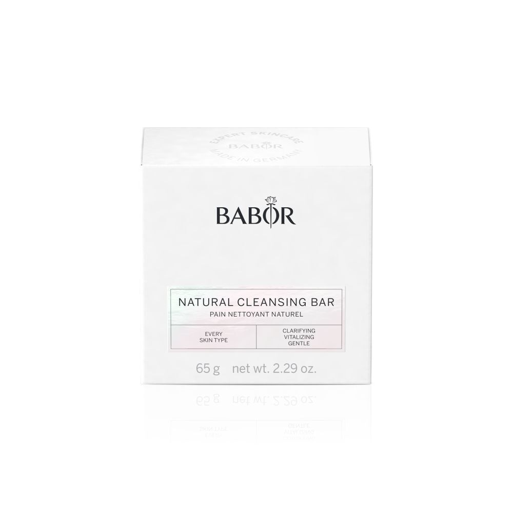 Weiße Verpackung mit Produktinformationen. Aufschrift: BABOR, Natural Cleansing Bar, 65g.