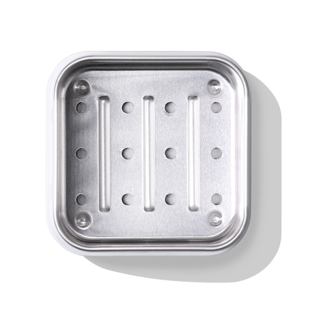 Quadratische Metallbox mit Löchern. Für Seife.