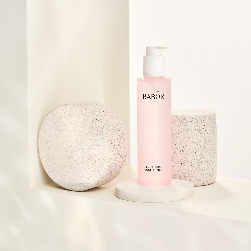 BABOR SOOTHING ROSE TONER, Seitenansicht einer rosa Flasche mit weißem Pumpspender.