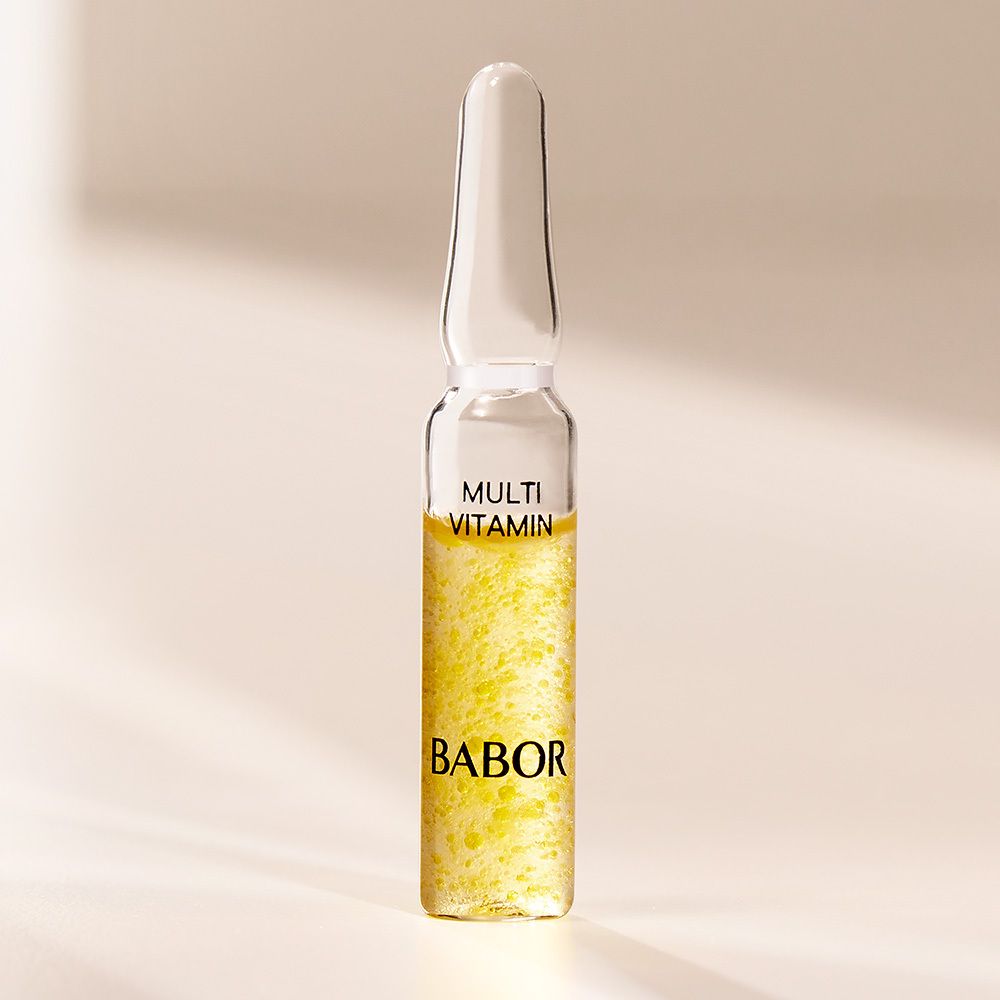 Babor Multi Vitamin Ampullen-Verpackung, Vorderseite mit stilisierter Ampulle und Produktnamen.