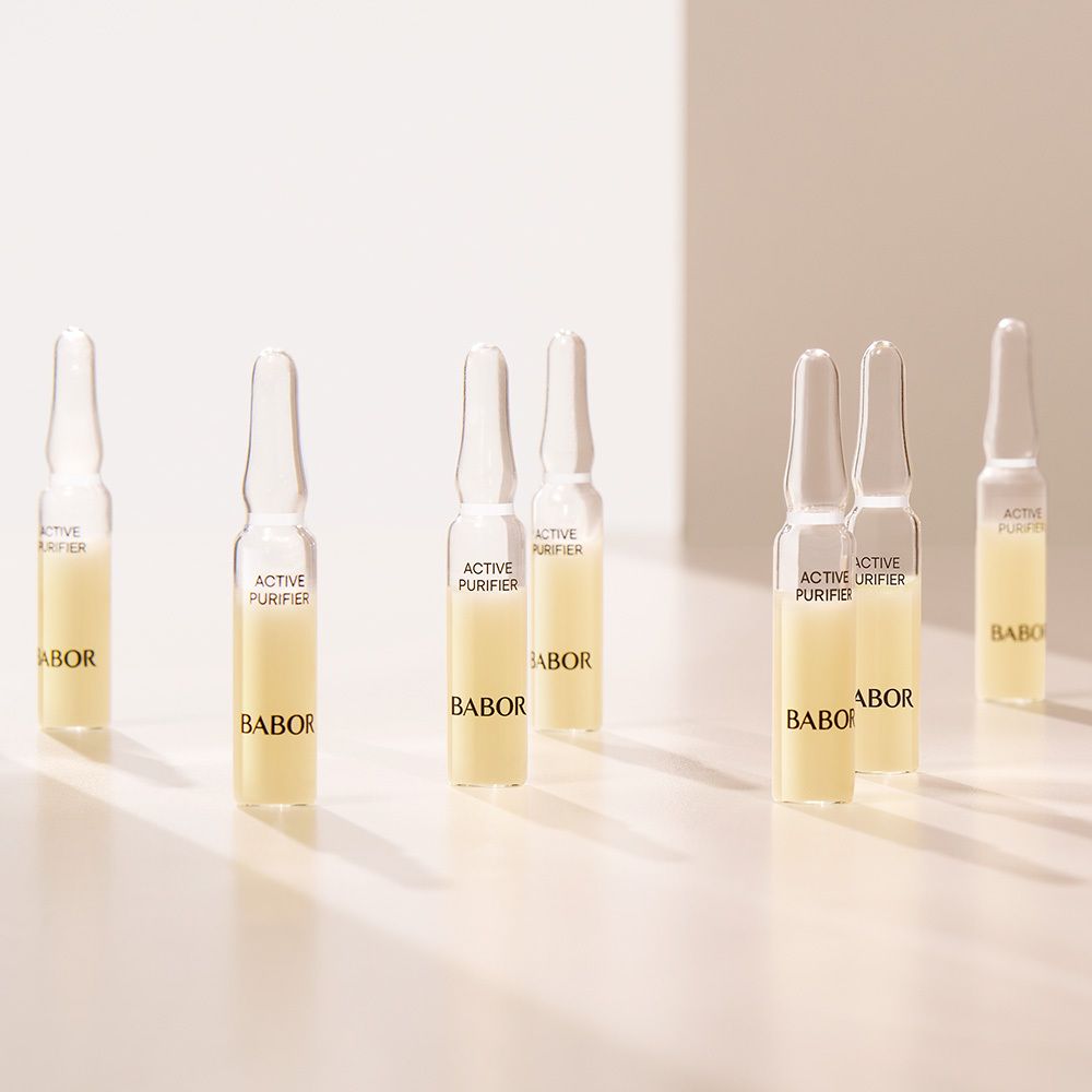 Meerdere ampullen met gelige vloeistof. Opschrift Active Purifier en Babor-logo.