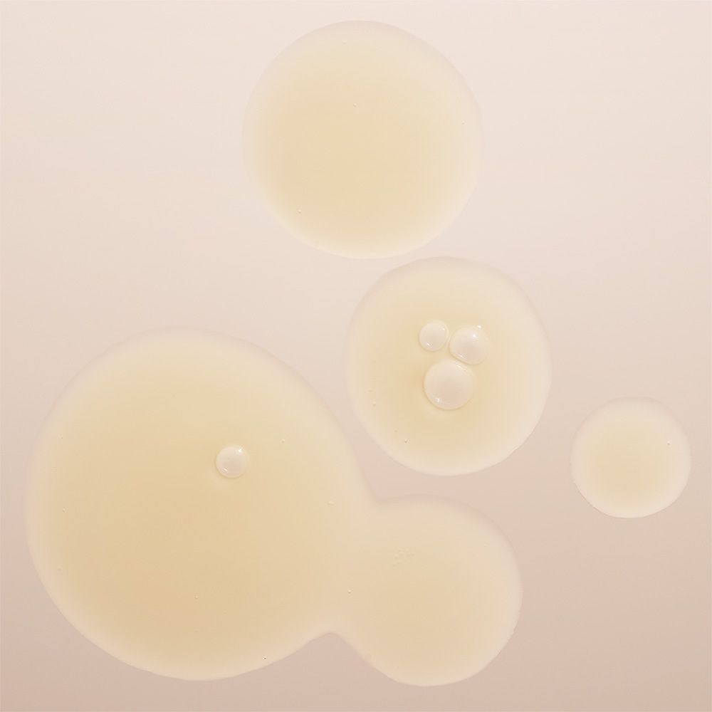 Babor Ampulle mit 'Active Purifier' Serum, ein Tropfen fällt ab.