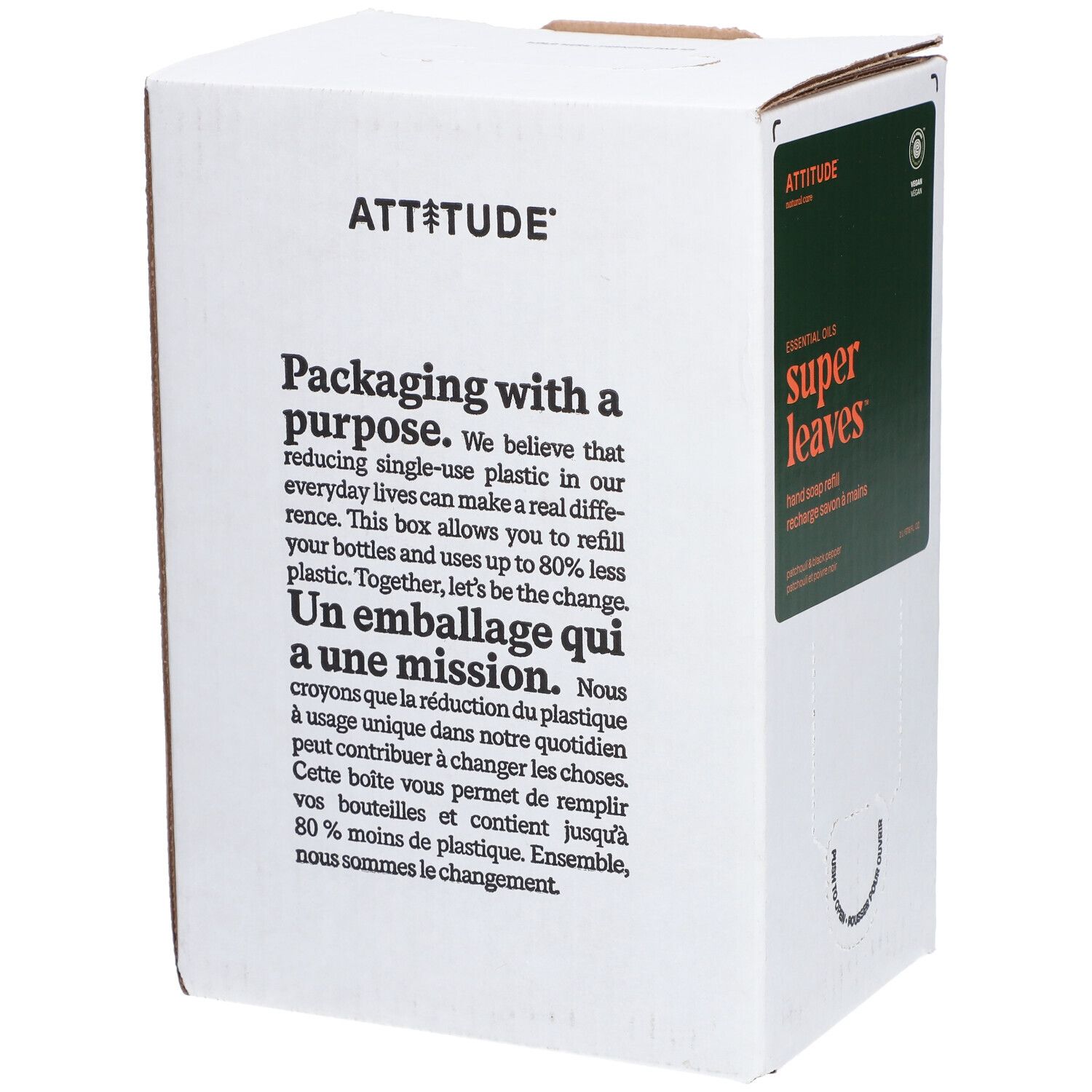 Boîte blanche avec logo "ATTITUDE" et texte sur l'emballage durable. Panneau vert avec informations produit.