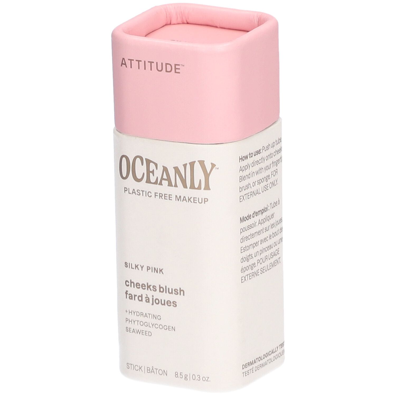 Roze blush stick van Attitude Oceanly. Tekst: Silky Pink, cheeks blush, fard à joues. Cilindrische verpakking.