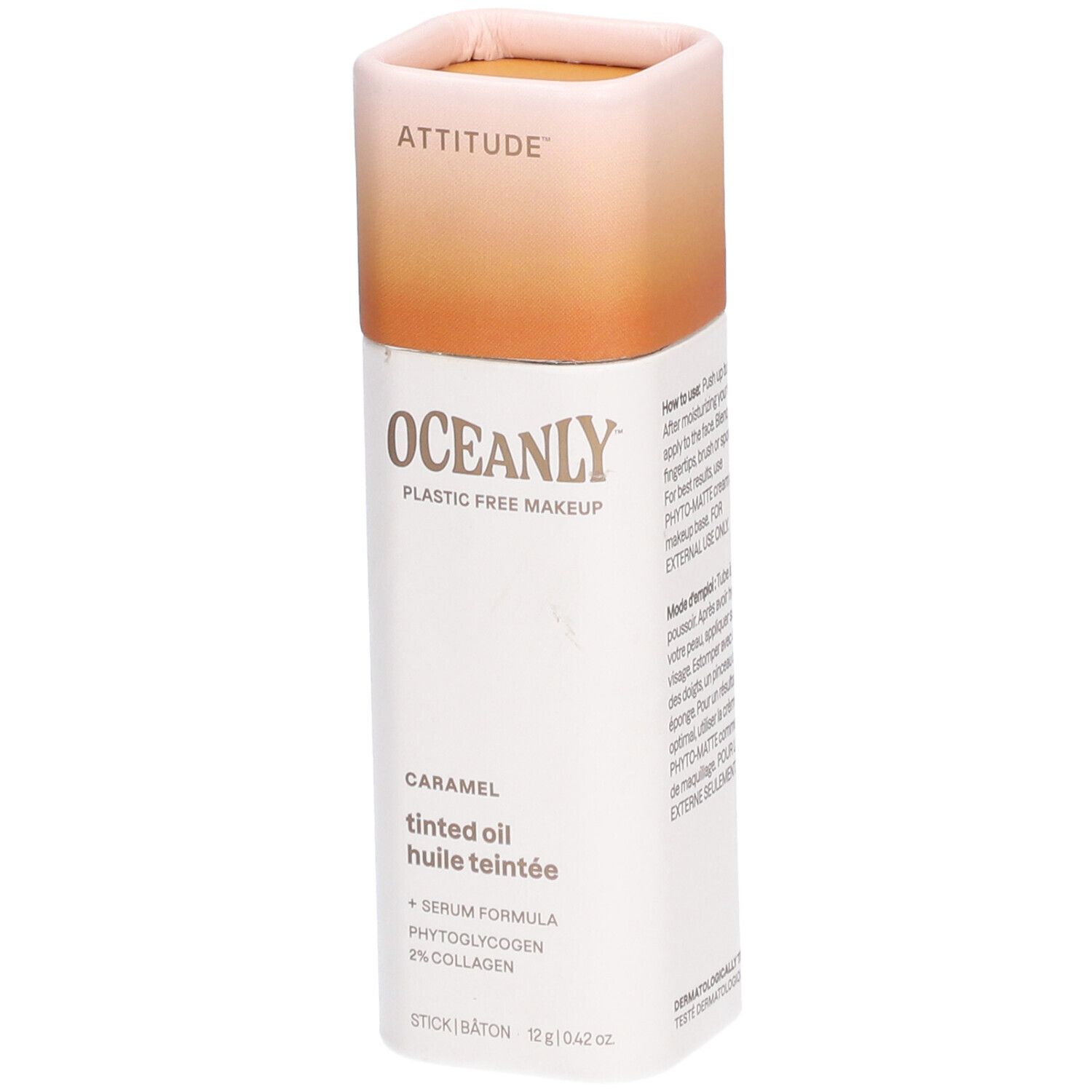 Cilindrische verpakking. Boven: ATTITUDE. Onder: OCEANLY, getinte olie. Tekst: Caramel, huile teintée. Ingrediënten: Serum, Fytoglycogeen, 2% collageen.