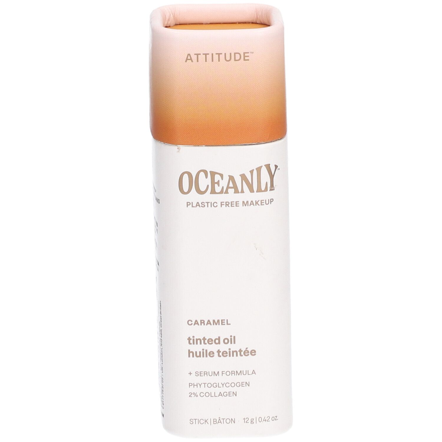 Cilindrische verpakking. Boven: ATTITUDE. Onder: OCEANLY, getinte olie. Tekst: Caramel, huile teintée. Ingrediënten: Serum, Fytoglycogeen, 2% collageen.