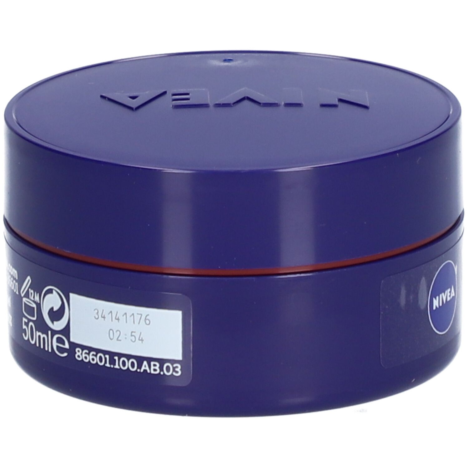 Blaue Creme-Dose mit NIVEA-Logo. Aufkleber mit Informationen, darunter 50ml und ein Haltbarkeitssymbol.