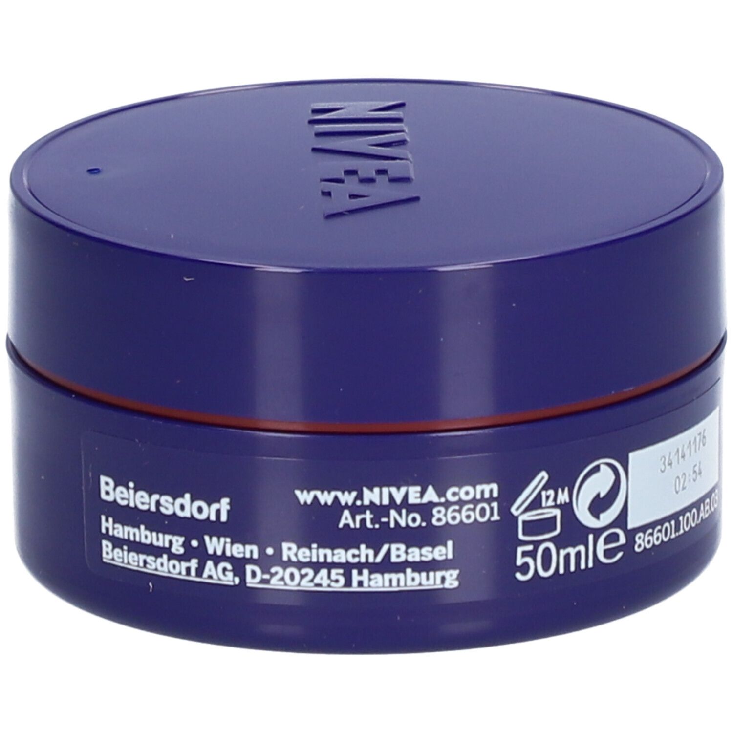 Blaue Creme-Dose mit NIVEA-Logo. Aufkleber mit Herstellerinformationen, darunter www.NIVEA.com und 50ml.