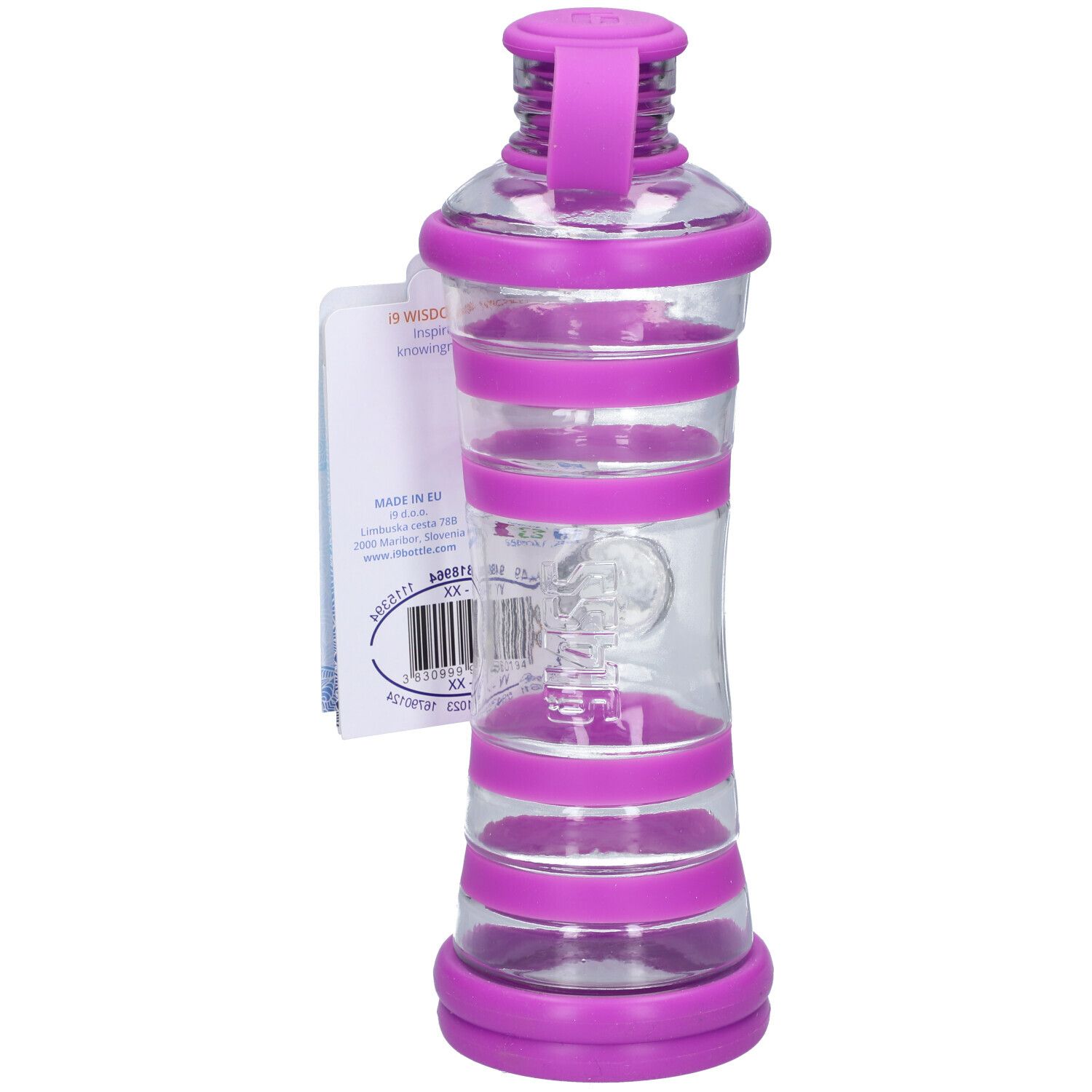 Bouteille d'eau transparente avec éléments violets. Base ronde et bouchon. Étiquette avec texte et code-barres.