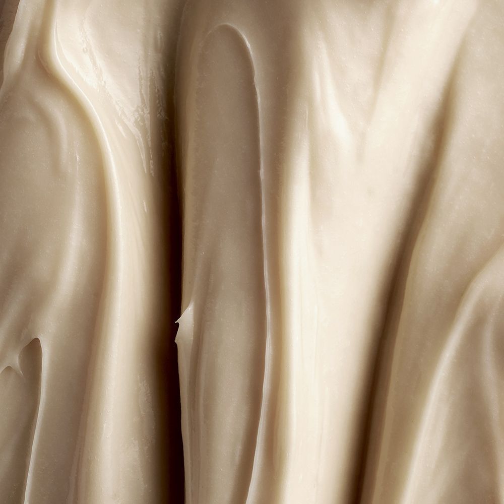 Gros plan sur une crème beige crémeuse. Texture ondulée.