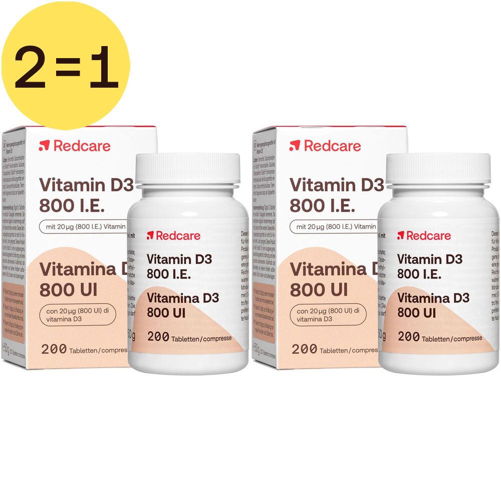 Redcare vitamine D3 voedingssupplement. Twee flessen en twee dozen met productinformatie en de tekst 2=1.