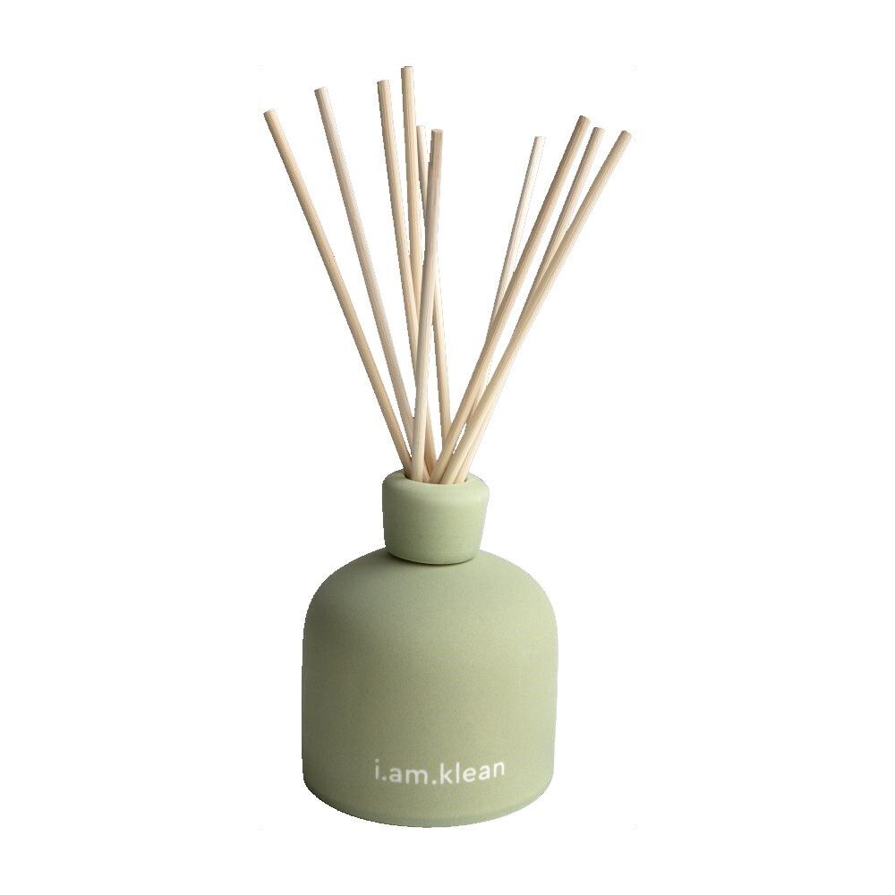 Grüner Diffusor mit Holzstäbchen. Aufschrift: i.am.klean.