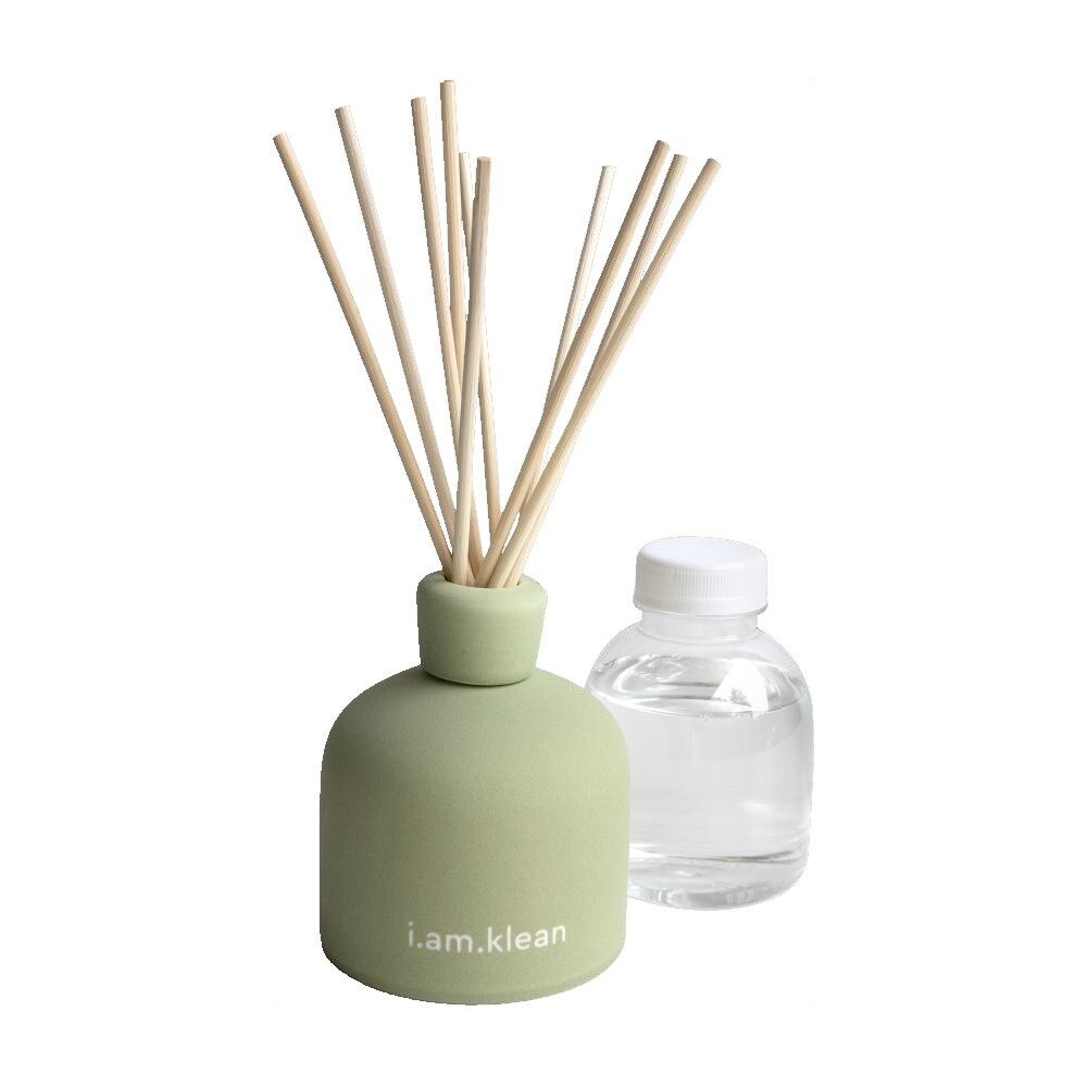 Grüner Diffusor mit Holzstäbchen und einer transparenten Flasche. Aufschrift: i.am.klean.