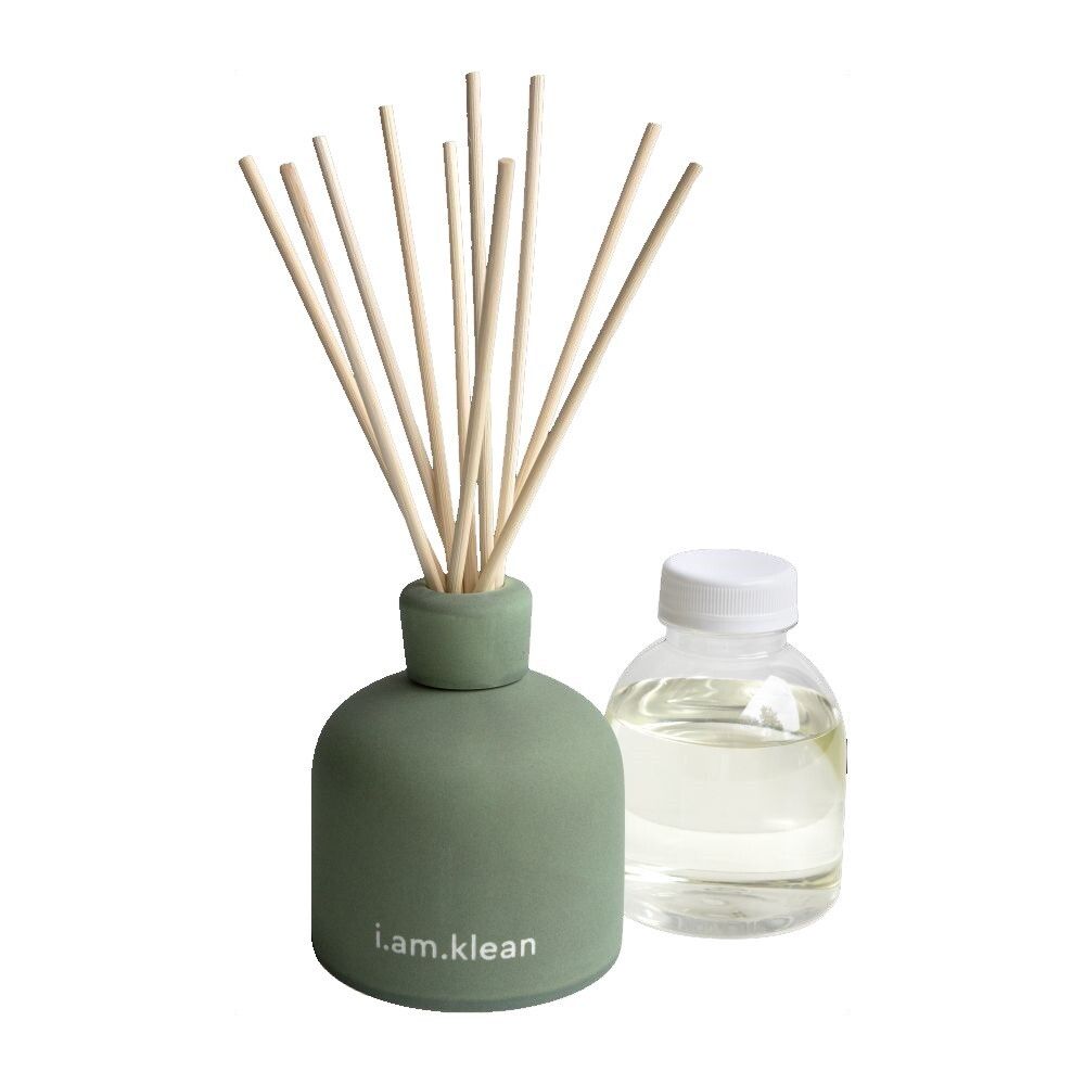 Grüner Diffusor mit Holzstäbchen und einer Flasche. Aufschrift: i.am.klean.