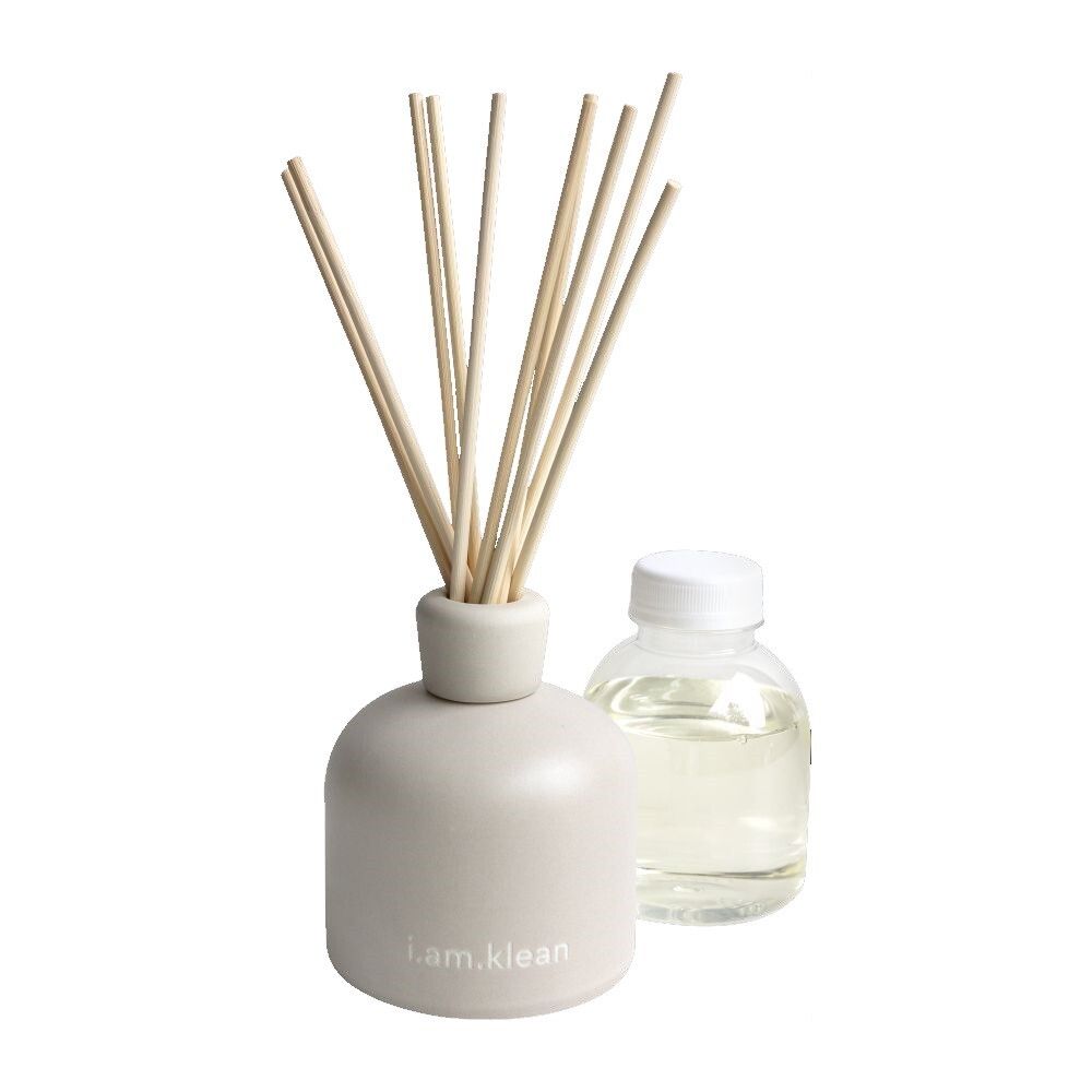 Beige Diffusor mit Holzstäbchen und separater Flasche. Aufschrift: i.am.klean.