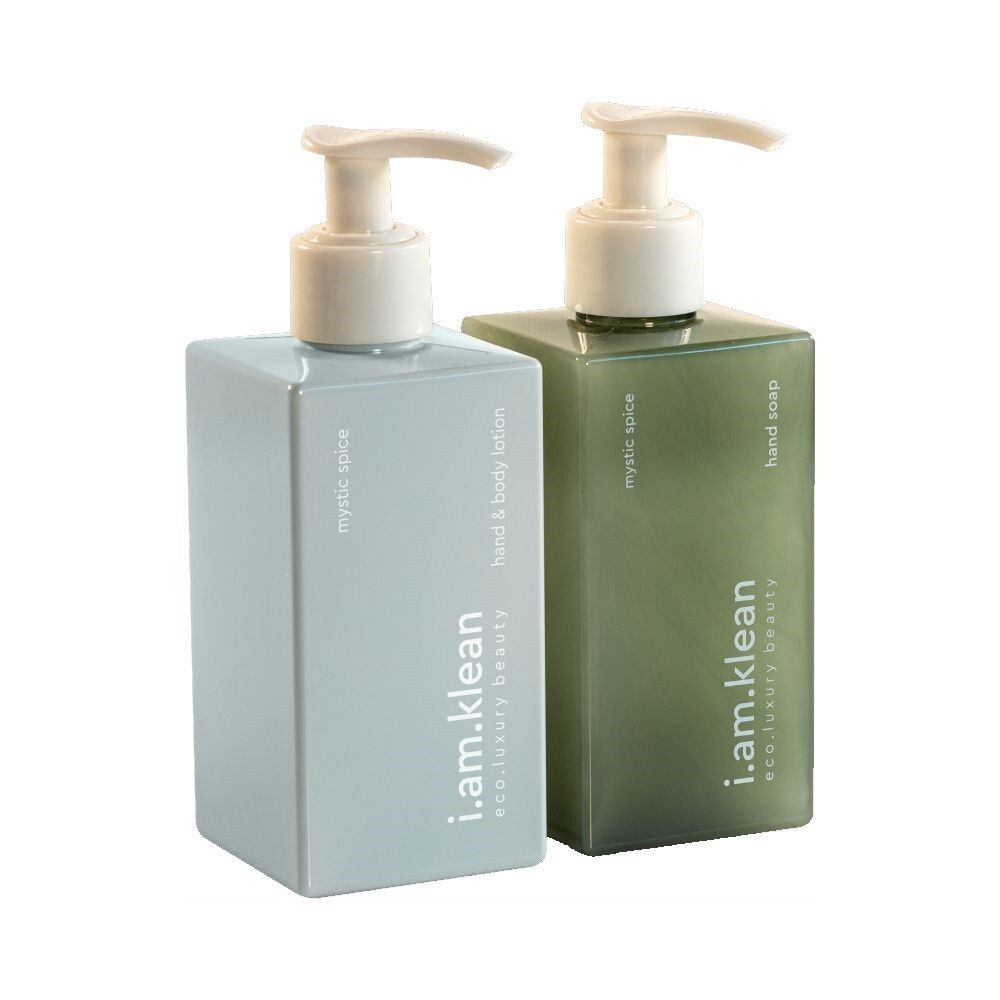 Twee rechthoekige flessen met witte pompen. Eén lichtblauw, één groen. Opschriften: i.am.klean, mystic spice, Hand & body lotion, Hand soap.
