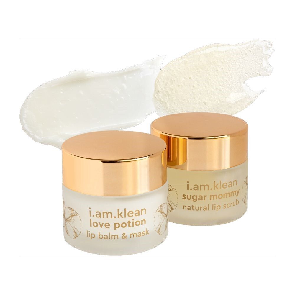 Zwei Tiegel mit goldfarbenen Deckeln. Auf einem steht "i.am.klean sugar mommy natural lip scrub". Daneben ein Lippenpeeling-Abstrich.
