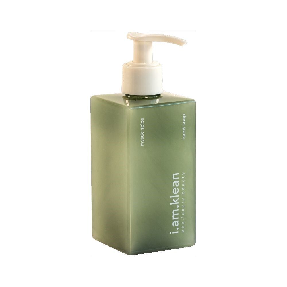 Flacon de savon vert avec pompe blanche. Inscriptions : i.am.klean, mystic spice, hand soap.