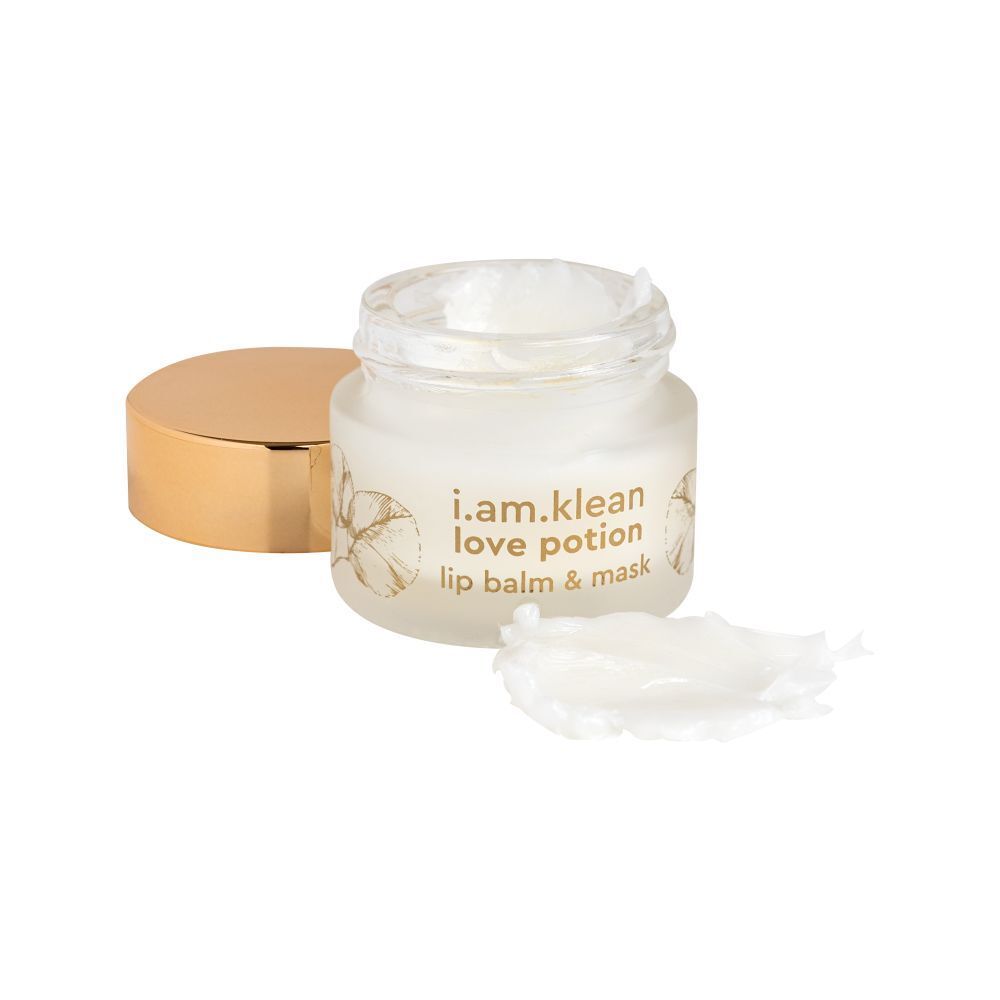 Pot de baume à lèvres et masque ouvert. Produit à côté. Inscription : i.am.klean love potion lip balm & mask.