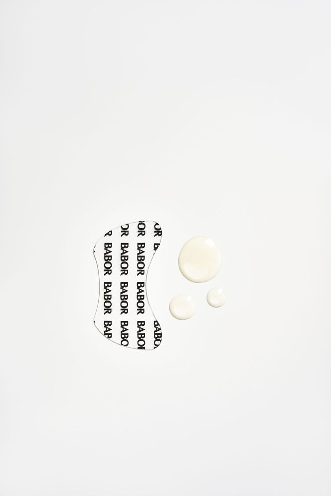 Gouttes de sérum et patchs pour les yeux avec texte "BABOR" sur fond blanc.