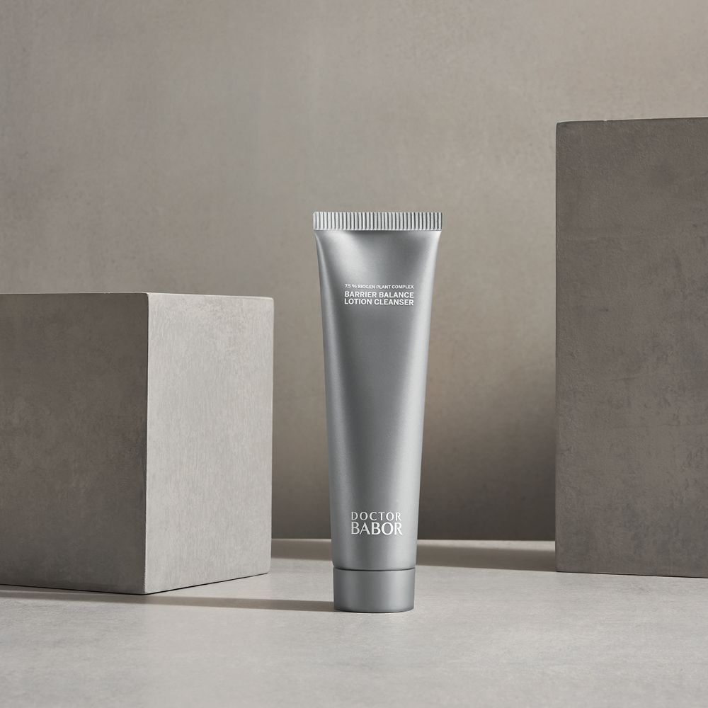 Producttube voor grijze blokken. Opschrift: Barrier Balance Lotion Cleanser van Doctor BABOR. Zilverkleurig.