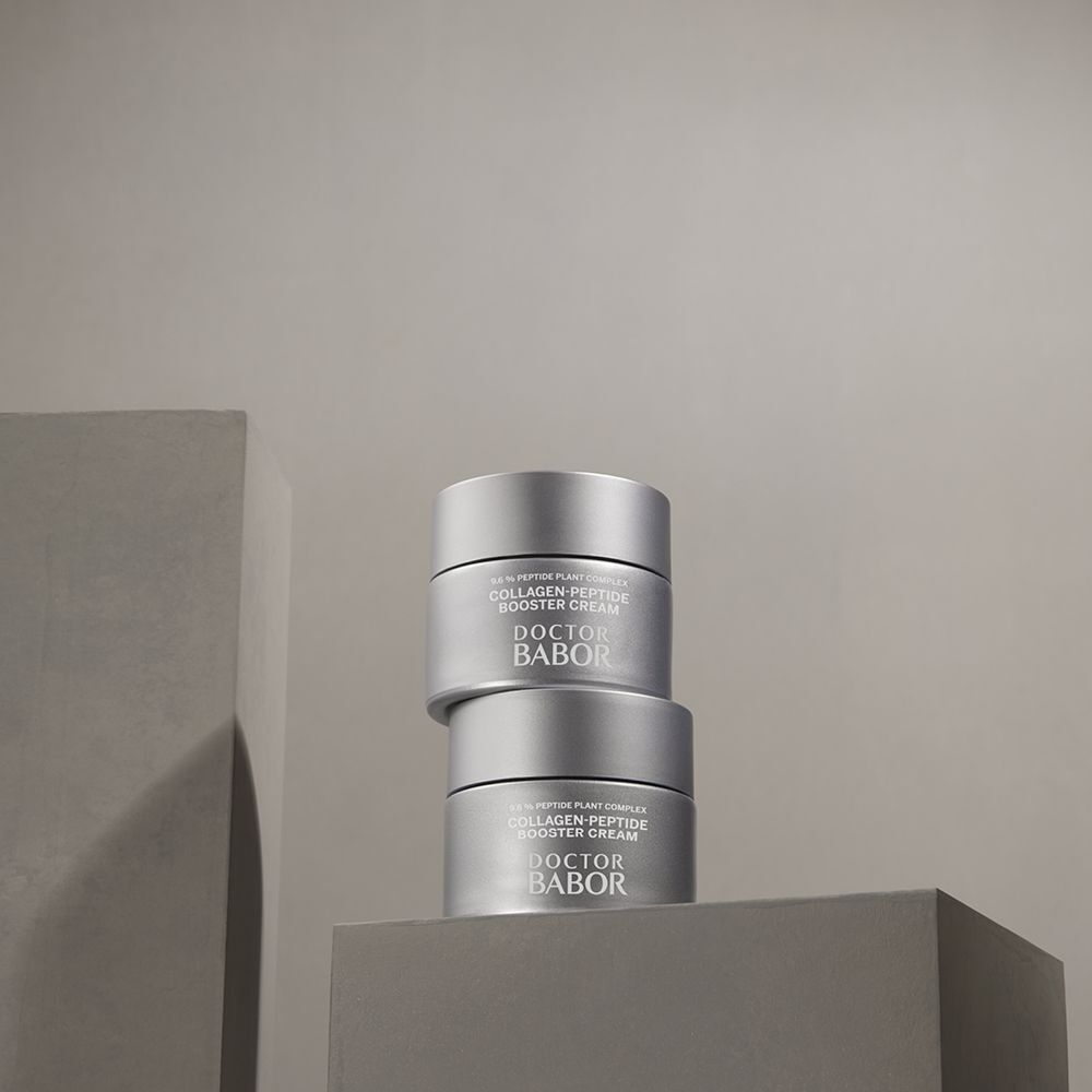 Trois pots argentés empilés. Inscription : Collagen-Peptide Booster Cream, Doctor BABOR.