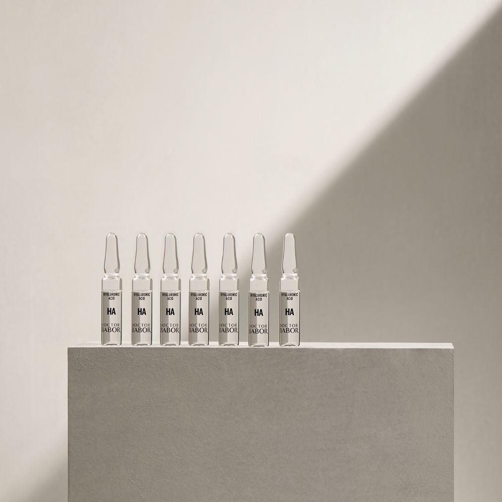 Sieben Ampullen auf einer Oberfläche. Aufschrift: HA, Doctor BABOR.