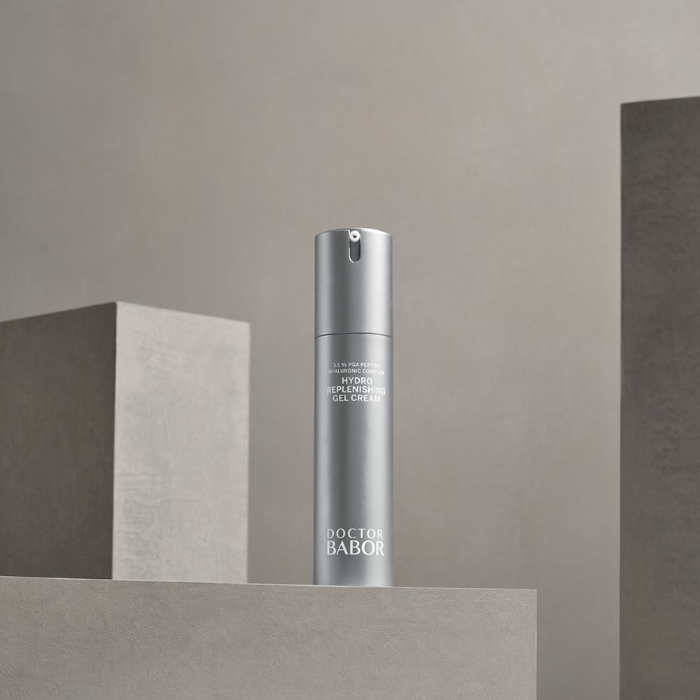 Flacon argenté sur surface grise. Inscription : Hydro Replenishing Gel Cream, Doctor BABOR.
