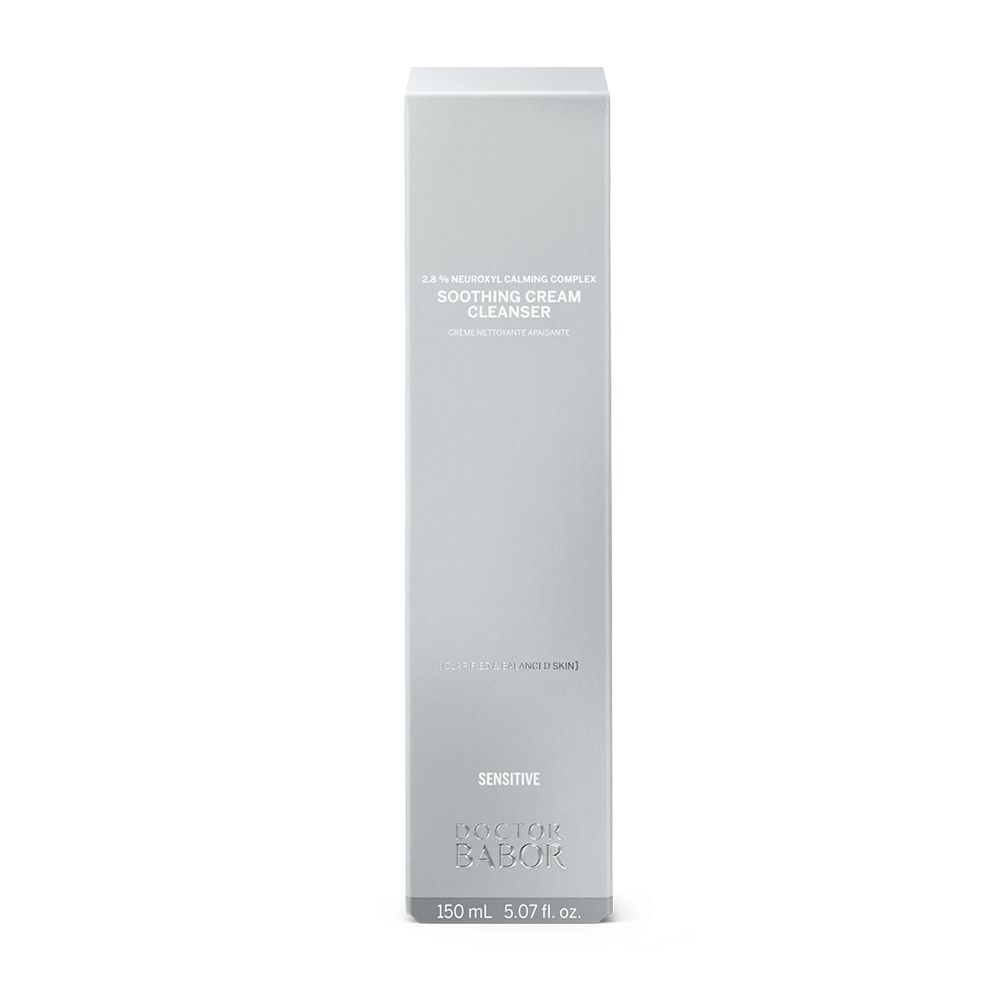 Graue rechteckige Verpackung mit "SOOTHING CREAM CLEANSER" und "DOCTOR BABOR" Schriftzug. "SENSITIVE" Text.