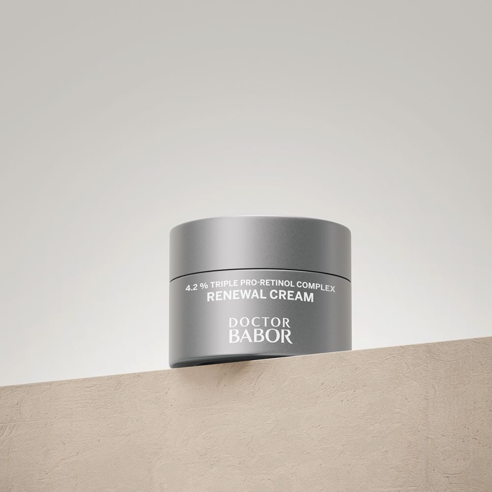 Pot de crème argenté sur une surface beige. Inscription : Doctor Babor, Renewal Cream.