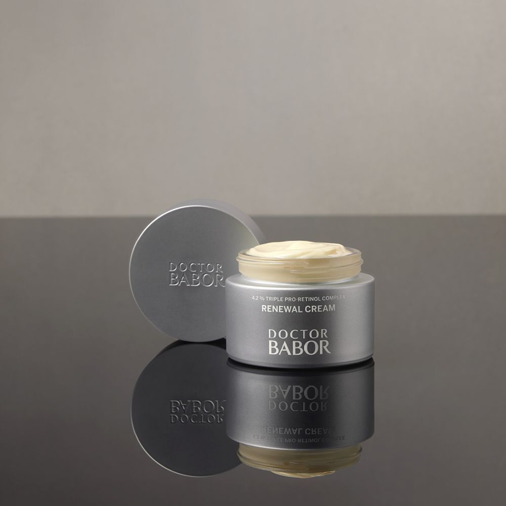 Pot de crème ouvert, argenté. Inscription : Doctor Babor, Renewal Cream. Crème visible.