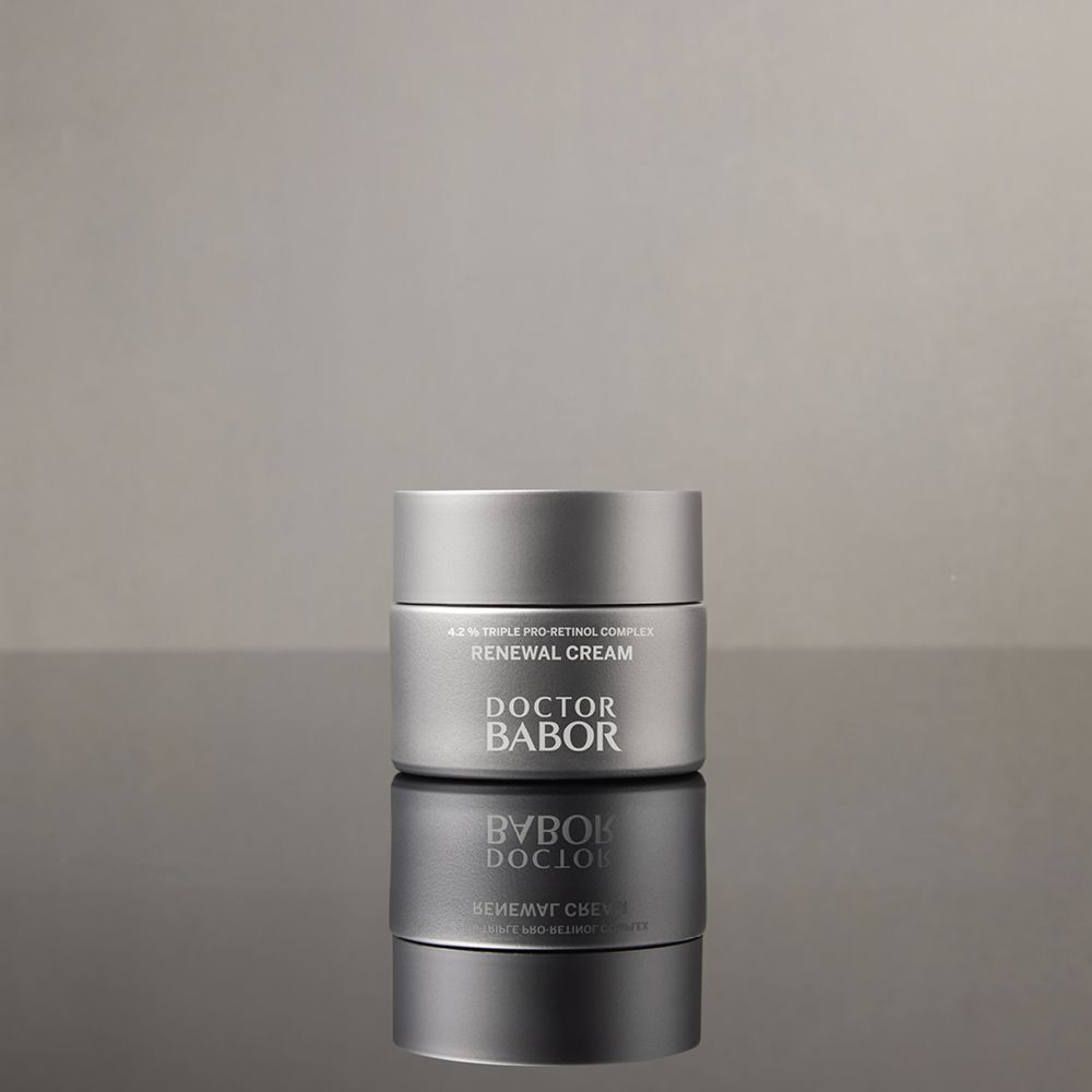 Pot de crème argenté. Inscription : Doctor Babor, Renewal Cream, 4.2% Triple Pro-Retinol Complex.
