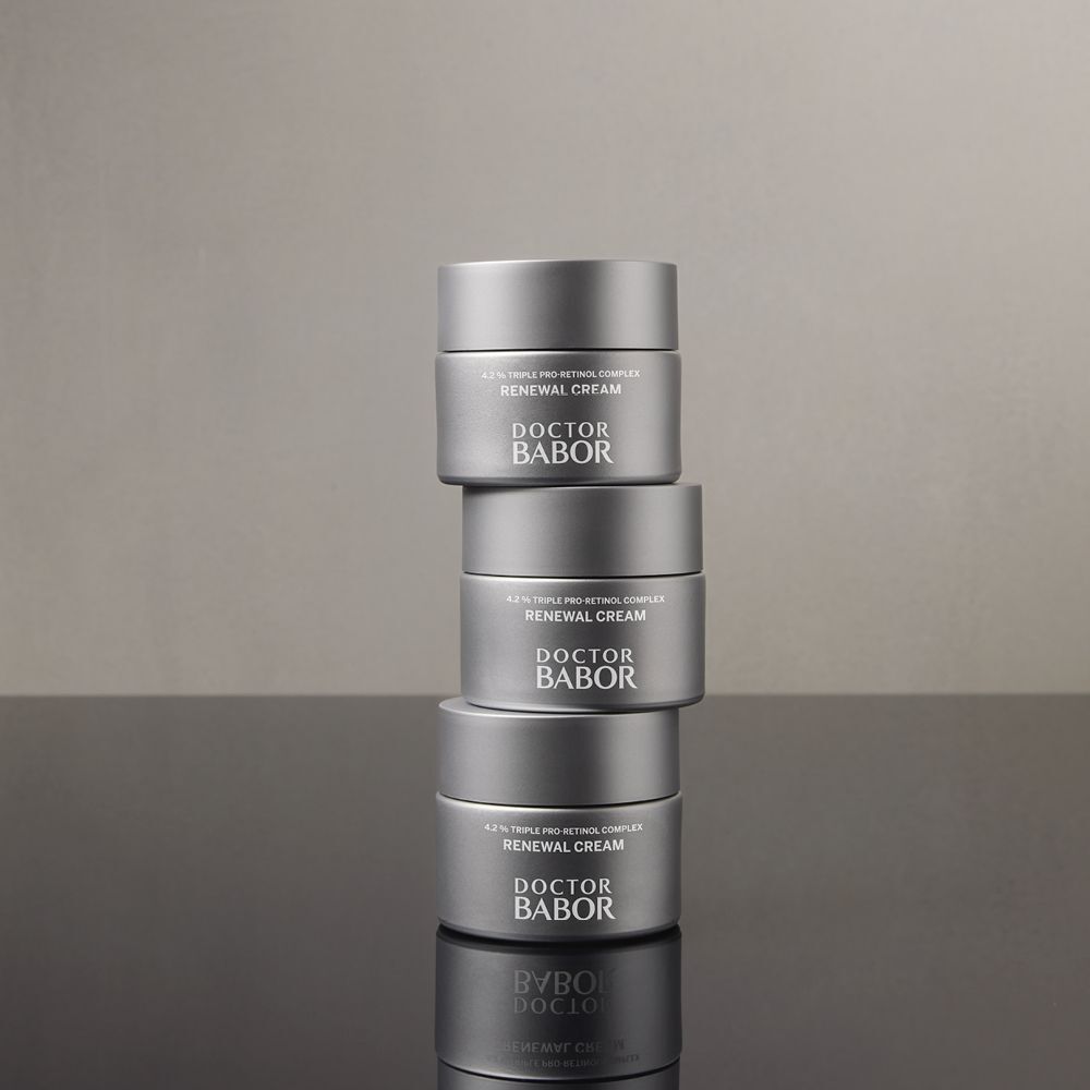 Quatre pots de crème argentés empilés. Inscription : Doctor Babor, Renewal Cream.