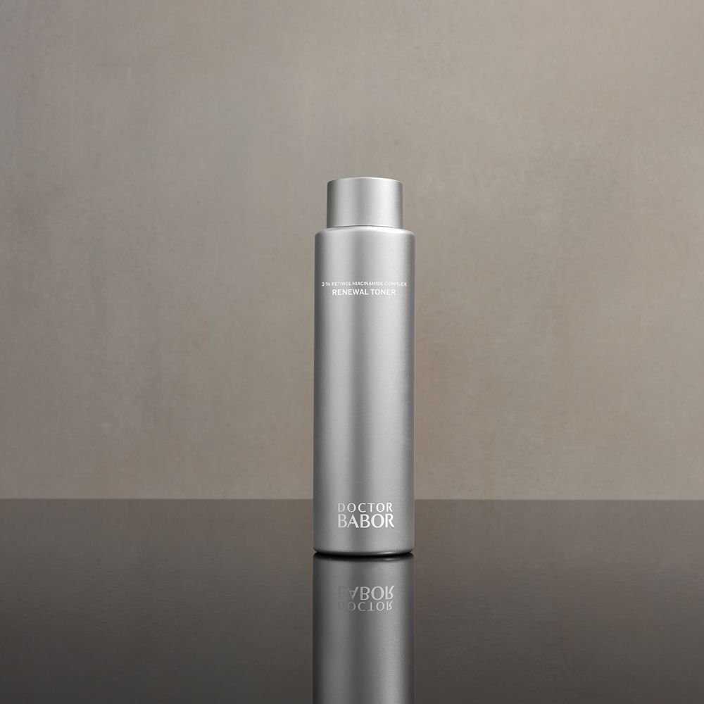 Silberne Flasche mit Schraubverschluss. Aufschrift: Renewal Toner, Doctor BABOR. Reflektion.