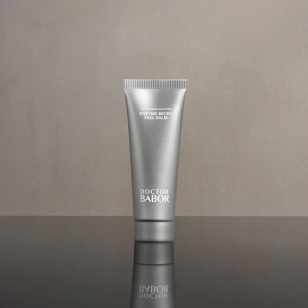 Tube argentée avec bouchon à vis. Inscription : Enzyme Micro Peel Balm, Doctor Babor. Nom du produit et marque visibles.