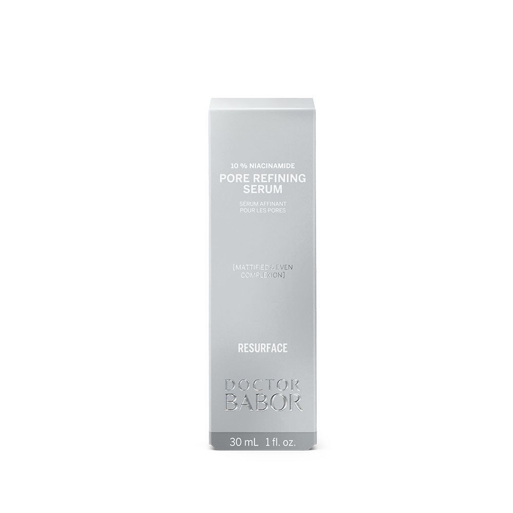 Graue Verpackung mit Produktnamen und Marke. Aufschrift: 10% Niacinamide Pore Refining Serum. Marke: Doctor Babor.