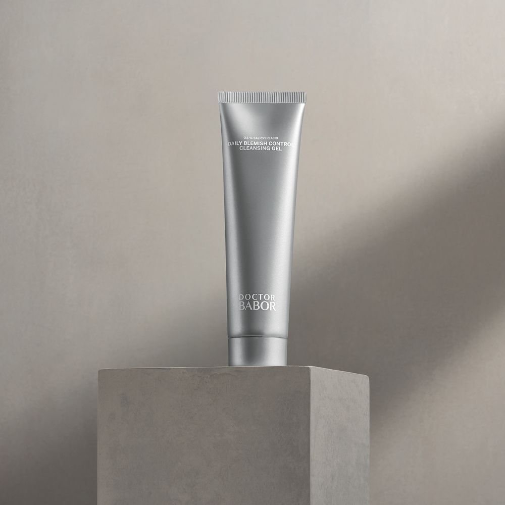 Silberne Tube auf einem grauen Podest. Aufschrift: Daily Blemish Control Cleansing Gel. Marke: Doctor BABOR.