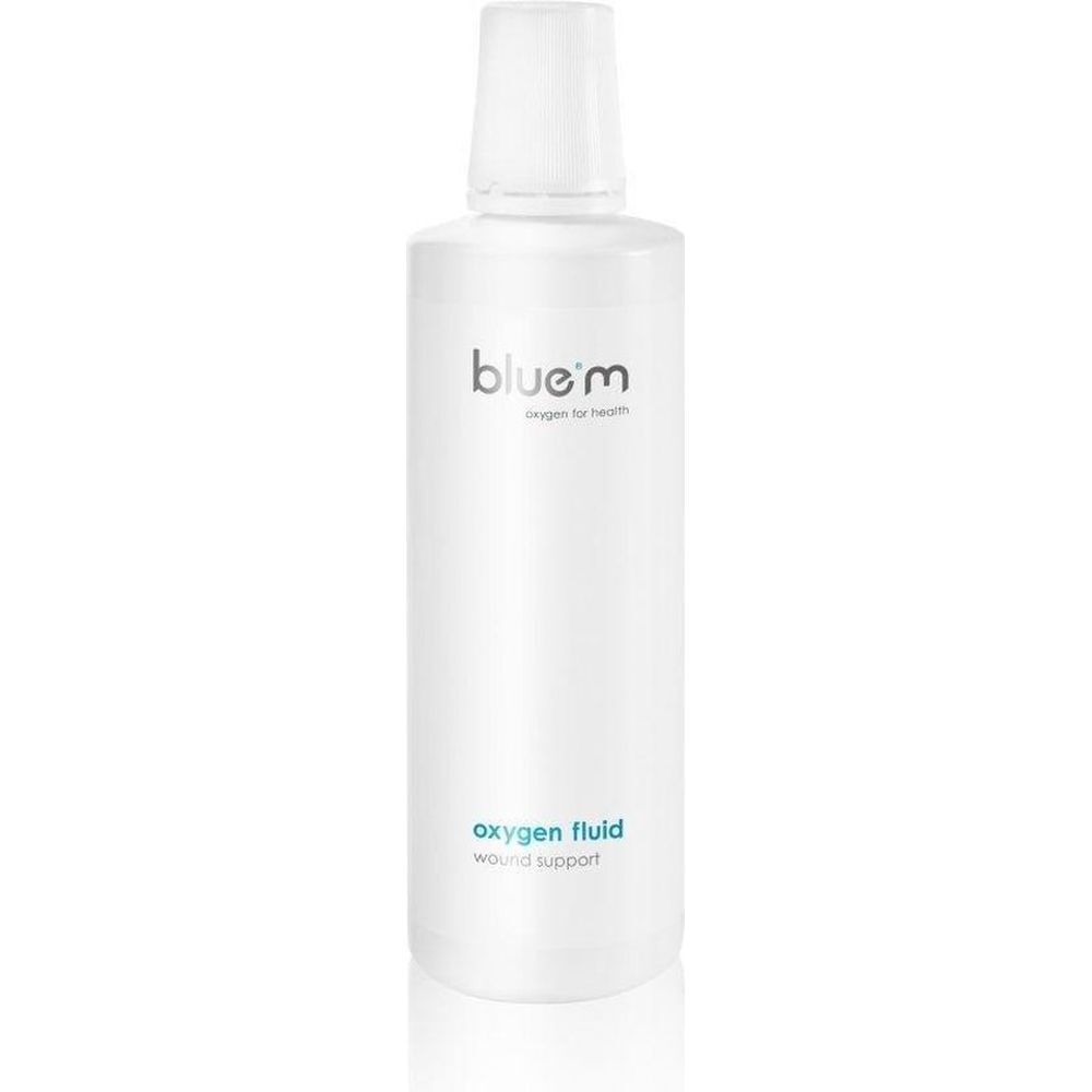 Weiße Flasche mit blauem Etikett. Aufschrift: blue®m, oxygen fluid, wound support.