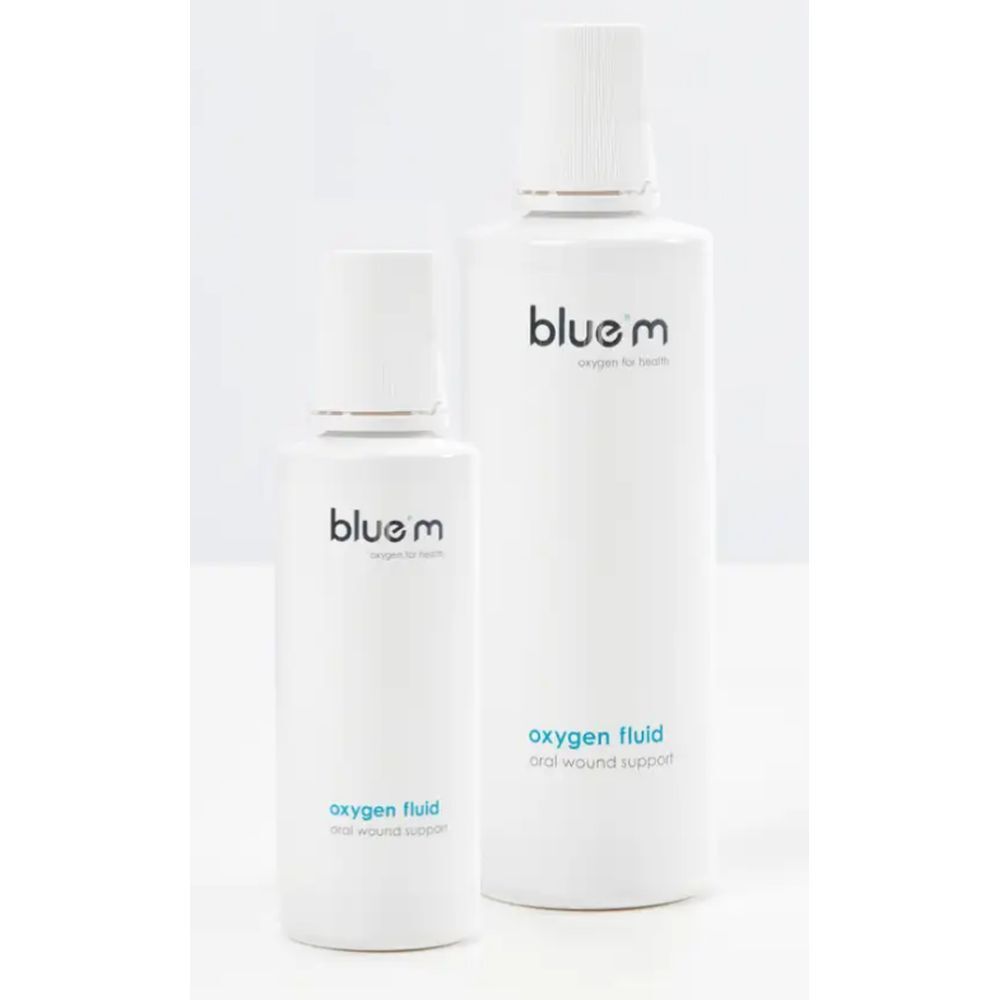 Zwei weiße Flaschen mit blauem Etikett. Aufschrift: blue®m, oxygen fluid, oral wound support.