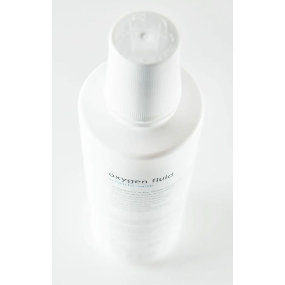 Weiße Flasche mit blauem Etikett. Aufschrift: oxygen fluid. Blick von oben.