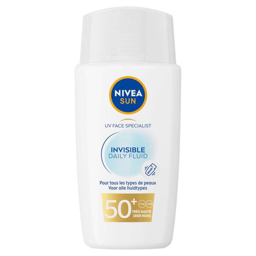 Weiße Flasche mit blauem Etikett. Aufschrift: NIVEA SUN, Invisible Daily Fluid, SPF 50+.