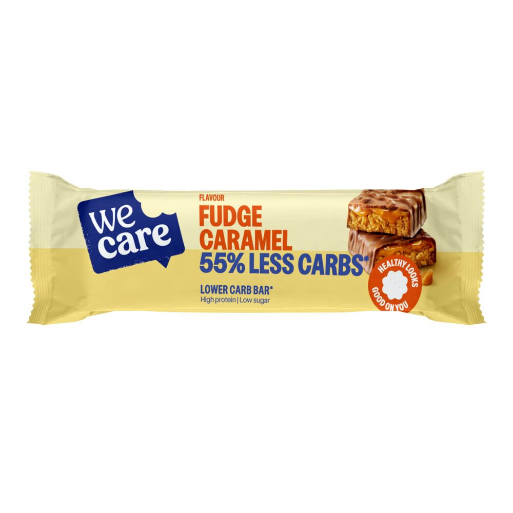 Verpakking van reep met "we care" logo. Opschrift: Fudge Caramel, 55% minder koolhydraten. Afbeelding van stukjes reep.