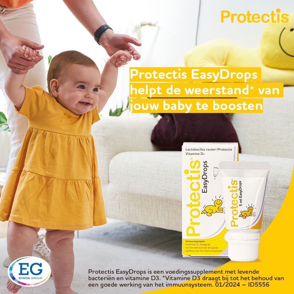 Baby met ouders. Protectis EasyDrops verpakking en tube. Gele achtergrond.
