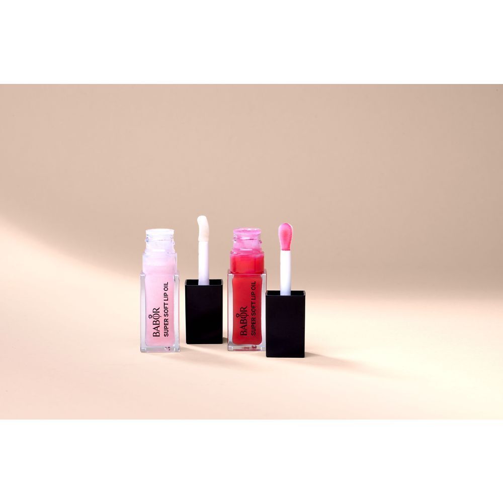 Drei Lippenöl-Fläschchen mit Applikatoren. Zwei rosa, ein rotes. Schwarze Deckel, weiße Applikatoren.