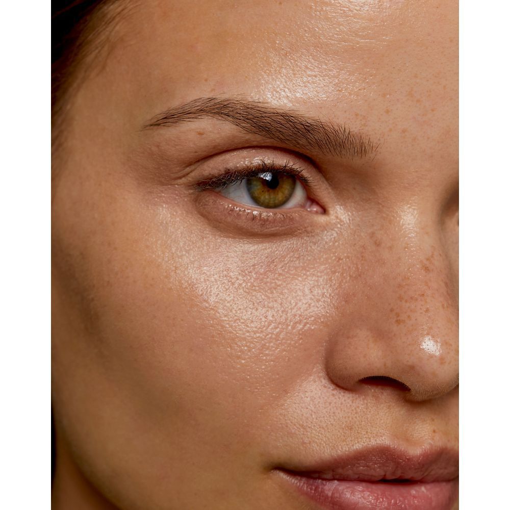 Nahaufnahme eines Gesichts mit Augenbrauen, Haut und Augen.