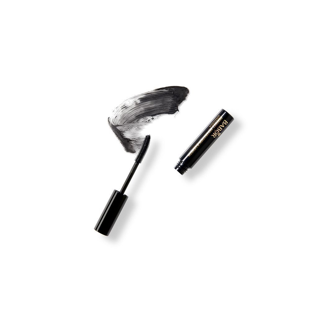 Schwarze Mascara-Bürste und -Tube neben einem schwarzen Mascara-Strich.