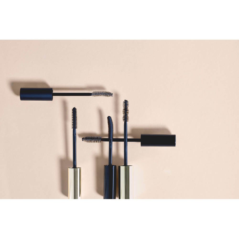 Mehrere Mascarabürsten in verschiedenen Designs. Goldene und blaue Akzente.