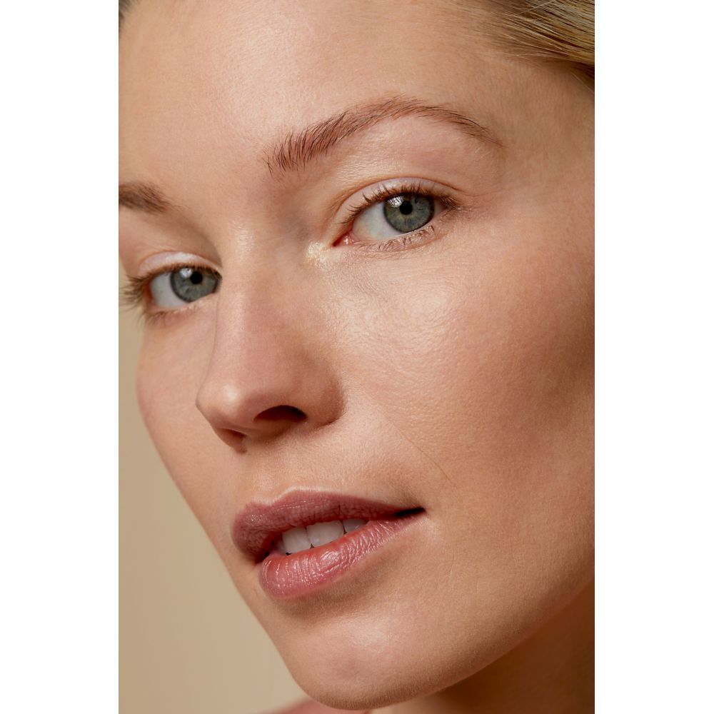 Nahaufnahme eines Gesichts mit Foundation. Hautton ebenmäßig.